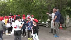 250529 おもいつき農園でヨモギ採り